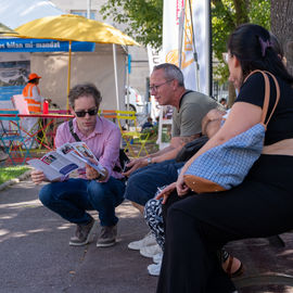 Malgré la chaleur, vous étiez très nombreux·ses ce samedi à arpenter les allées du Forum de rentrée pour rencontrer associations, clubs sportifs ou services municipaux pour vous renseigner sur les activités proposées à Villejuif.
Une journée riche en rencontres, qui, on l'espère, a permis de vous informer au mieux pour cette rentrée 2023-2024.
[photos Sylvie Grima]
