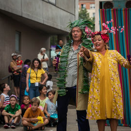 Clowns, acrobates, danseurs, fanfares et installations interactives ont fait vibrer le quartier Mermoz et le centre-ville ce week-end!
Vous avez nombreux·ses cette année encore à vous déplacer pour profiter de ces animations gratuites et spectacles de rue programmés par le Théâtre Romain Rolland.

[photos Xiwen Wang]