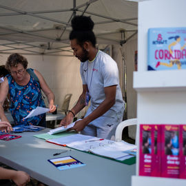 Malgré la chaleur, vous étiez très nombreux·ses ce samedi à arpenter les allées du Forum de rentrée pour rencontrer associations, clubs sportifs ou services municipaux pour vous renseigner sur les activités proposées à Villejuif.
Une journée riche en rencontres, qui, on l'espère, a permis de vous informer au mieux pour cette rentrée 2023-2024.
[photos Sylvie Grima]