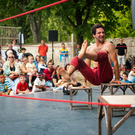 Clowns, acrobates, danseurs, fanfares et installations interactives ont fait vibrer le quartier Mermoz et le centre-ville ce week-end!
Vous avez nombreux·ses cette année encore à vous déplacer pour profiter de ces animations gratuites et spectacles de rue programmés par le Théâtre Romain Rolland.

[photos Xiwen Wang]