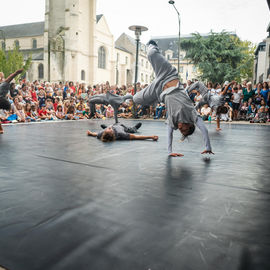 Clowns, acrobates, danseurs, fanfares et installations interactives ont fait vibrer le quartier Mermoz et le centre-ville ce week-end!
Vous avez nombreux·ses cette année encore à vous déplacer pour profiter de ces animations gratuites et spectacles de rue programmés par le Théâtre Romain Rolland.

[photos Xiwen Wang]
