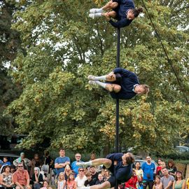Clowns, acrobates, danseurs, fanfares et installations interactives ont fait vibrer le quartier Mermoz et le centre-ville ce week-end!
Vous avez nombreux·ses cette année encore à vous déplacer pour profiter de ces animations gratuites et spectacles de rue programmés par le Théâtre Romain Rolland.

[photos Xiwen Wang]