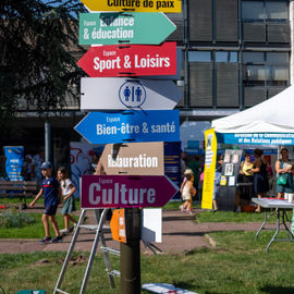 Malgré la chaleur, vous étiez très nombreux·ses ce samedi à arpenter les allées du Forum de rentrée pour rencontrer associations, clubs sportifs ou services municipaux pour vous renseigner sur les activités proposées à Villejuif.
Une journée riche en rencontres, qui, on l'espère, a permis de vous informer au mieux pour cette rentrée 2023-2024.
[photos Sylvie Grima]