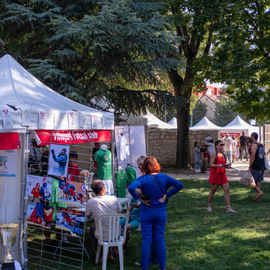 Malgré la chaleur, vous étiez très nombreux·ses ce samedi à arpenter les allées du Forum de rentrée pour rencontrer associations, clubs sportifs ou services municipaux pour vous renseigner sur les activités proposées à Villejuif.
Une journée riche en rencontres, qui, on l'espère, a permis de vous informer au mieux pour cette rentrée 2023-2024.
[photos Sylvie Grima]