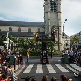Clowns, acrobates, danseurs, fanfares et installations interactives ont fait vibrer le quartier Mermoz et le centre-ville ce week-end!
Vous avez nombreux·ses cette année encore à vous déplacer pour profiter de ces animations gratuites et spectacles de rue programmés par le Théâtre Romain Rolland.

[photos Xiwen Wang]