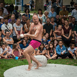 Clowns, acrobates, danseurs, fanfares et installations interactives ont fait vibrer le quartier Mermoz et le centre-ville ce week-end!
Vous avez nombreux·ses cette année encore à vous déplacer pour profiter de ces animations gratuites et spectacles de rue programmés par le Théâtre Romain Rolland.

[photos Xiwen Wang]