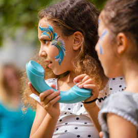 Clowns, acrobates, danseurs, fanfares et installations interactives ont fait vibrer le quartier Mermoz et le centre-ville ce week-end!
Vous avez nombreux·ses cette année encore à vous déplacer pour profiter de ces animations gratuites et spectacles de rue programmés par le Théâtre Romain Rolland.

[photos Xiwen Wang]