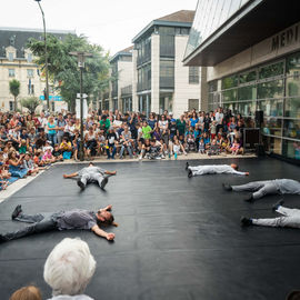 Clowns, acrobates, danseurs, fanfares et installations interactives ont fait vibrer le quartier Mermoz et le centre-ville ce week-end!
Vous avez nombreux·ses cette année encore à vous déplacer pour profiter de ces animations gratuites et spectacles de rue programmés par le Théâtre Romain Rolland.

[photos Xiwen Wang]
