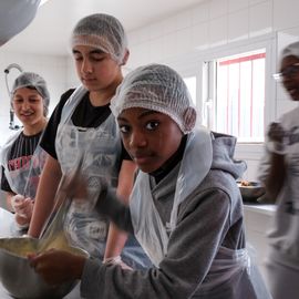 Zoom sur 3 activités enfance et jeunesse:
▪️ Surf à Paris
▪️ Initiation au pilotage de drones
▪️ Sortie à la Ferme Pédagogique

[Photos Alex Bonnemaison / Anja Simonet / Xiwen Wang]