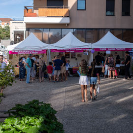 Malgré la chaleur, vous étiez très nombreux·ses ce samedi à arpenter les allées du Forum de rentrée pour rencontrer associations, clubs sportifs ou services municipaux pour vous renseigner sur les activités proposées à Villejuif.
Une journée riche en rencontres, qui, on l'espère, a permis de vous informer au mieux pour cette rentrée 2023-2024.
[photos Sylvie Grima]