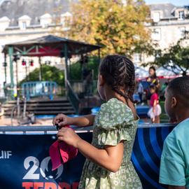 Malgré la chaleur, vous étiez très nombreux·ses ce samedi à arpenter les allées du Forum de rentrée pour rencontrer associations, clubs sportifs ou services municipaux pour vous renseigner sur les activités proposées à Villejuif.
Une journée riche en rencontres, qui, on l'espère, a permis de vous informer au mieux pour cette rentrée 2023-2024.
[photos Sylvie Grima]