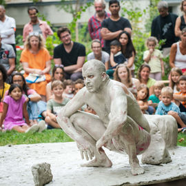 Clowns, acrobates, danseurs, fanfares et installations interactives ont fait vibrer le quartier Mermoz et le centre-ville ce week-end!
Vous avez nombreux·ses cette année encore à vous déplacer pour profiter de ces animations gratuites et spectacles de rue programmés par le Théâtre Romain Rolland.

[photos Xiwen Wang]