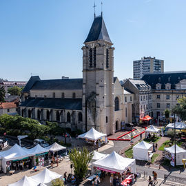 Malgré la chaleur, vous étiez très nombreux·ses ce samedi à arpenter les allées du Forum de rentrée pour rencontrer associations, clubs sportifs ou services municipaux pour vous renseigner sur les activités proposées à Villejuif.
Une journée riche en rencontres, qui, on l'espère, a permis de vous informer au mieux pour cette rentrée 2023-2024.
[photos Sylvie Grima]