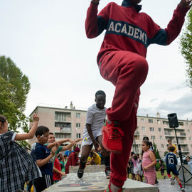 Clowns, acrobates, danseurs, fanfares et installations interactives ont fait vibrer le quartier Mermoz et le centre-ville ce week-end!
Vous avez nombreux·ses cette année encore à vous déplacer pour profiter de ces animations gratuites et spectacles de rue programmés par le Théâtre Romain Rolland.

[photos Xiwen Wang]