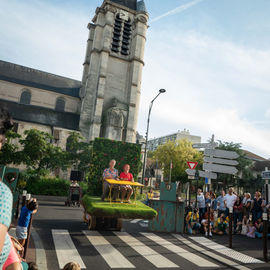 Clowns, acrobates, danseurs, fanfares et installations interactives ont fait vibrer le quartier Mermoz et le centre-ville ce week-end!
Vous avez nombreux·ses cette année encore à vous déplacer pour profiter de ces animations gratuites et spectacles de rue programmés par le Théâtre Romain Rolland.

[photos Xiwen Wang]