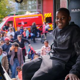 Escalader la grande échelle, traverser un tunnel enfumé, manier la lance à incendie, s'initier aux gestes de 1ers secours ou monter dans un vrai camion de pompier... les portes ouvertes du centre de secours de Villejuif ont ouvert un monde merveilleux aux petits et grands venus découvrir ce lieu emblématique !