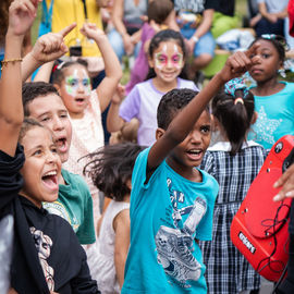 Clowns, acrobates, danseurs, fanfares et installations interactives ont fait vibrer le quartier Mermoz et le centre-ville ce week-end!
Vous avez nombreux·ses cette année encore à vous déplacer pour profiter de ces animations gratuites et spectacles de rue programmés par le Théâtre Romain Rolland.

[photos Xiwen Wang]