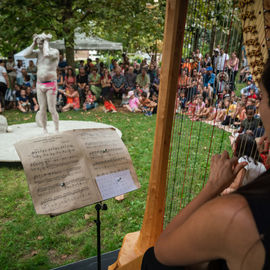 Clowns, acrobates, danseurs, fanfares et installations interactives ont fait vibrer le quartier Mermoz et le centre-ville ce week-end!
Vous avez nombreux·ses cette année encore à vous déplacer pour profiter de ces animations gratuites et spectacles de rue programmés par le Théâtre Romain Rolland.

[photos Xiwen Wang]