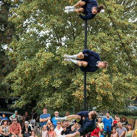 Clowns, acrobates, danseurs, fanfares et installations interactives ont fait vibrer le quartier Mermoz et le centre-ville ce week-end!
Vous avez nombreux·ses cette année encore à vous déplacer pour profiter de ces animations gratuites et spectacles de rue programmés par le Théâtre Romain Rolland.

[photos Xiwen Wang]