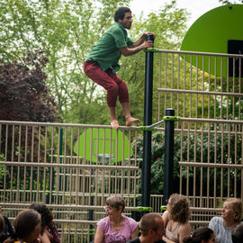 Clowns, acrobates, danseurs, fanfares et installations interactives ont fait vibrer le quartier Mermoz et le centre-ville ce week-end!
Vous avez nombreux·ses cette année encore à vous déplacer pour profiter de ces animations gratuites et spectacles de rue programmés par le Théâtre Romain Rolland.

[photos Xiwen Wang]