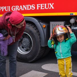 Escalader la grande échelle, traverser un tunnel enfumé, manier la lance à incendie, s'initier aux gestes de 1ers secours ou monter dans un vrai camion de pompier... les portes ouvertes du centre de secours de Villejuif ont ouvert un monde merveilleux aux petits et grands venus découvrir ce lieu emblématique !