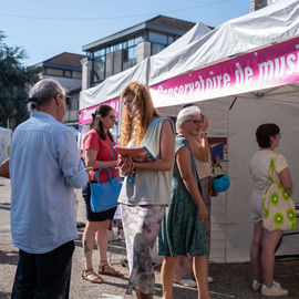 Malgré la chaleur, vous étiez très nombreux·ses ce samedi à arpenter les allées du Forum de rentrée pour rencontrer associations, clubs sportifs ou services municipaux pour vous renseigner sur les activités proposées à Villejuif.
Une journée riche en rencontres, qui, on l'espère, a permis de vous informer au mieux pour cette rentrée 2023-2024.
[photos Sylvie Grima]