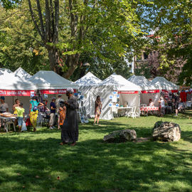Malgré la chaleur, vous étiez très nombreux·ses ce samedi à arpenter les allées du Forum de rentrée pour rencontrer associations, clubs sportifs ou services municipaux pour vous renseigner sur les activités proposées à Villejuif.
Une journée riche en rencontres, qui, on l'espère, a permis de vous informer au mieux pour cette rentrée 2023-2024.
[photos Sylvie Grima]