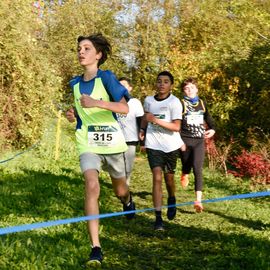 Dimanche 13 novembre, l'ASFI Villejuif Athlétisme organisait son 1er cross à destination des jeunes, au Parc Départemental des Hautes Bruyères. 
Pour cet évènement sportif, 17 clubs ont fait le déplacement avec plus de 500 athlètes âgé·e·s de 6 à 14 ans (catégorie Eveils à Minimes) ! 
[Photos Lucile Cubin]