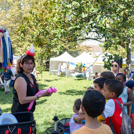 Malgré la chaleur, vous étiez très nombreux·ses ce samedi à arpenter les allées du Forum de rentrée pour rencontrer associations, clubs sportifs ou services municipaux pour vous renseigner sur les activités proposées à Villejuif.
Une journée riche en rencontres, qui, on l'espère, a permis de vous informer au mieux pour cette rentrée 2023-2024.
[photos Sylvie Grima]