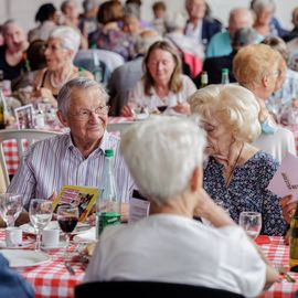 Une journée de fête pour les Seniors avec déjeuner festif abrité, spectacles et musique, dans une ambiance de guinguette conviviale et champêtre!