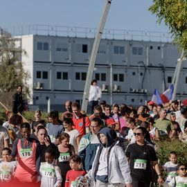 Avec près de 800 coureur·se·s et marcheur·se·s le matin et autant de jeunes et de familles l'après-midi, cette 34e édition a été de nouveau un événement sportif majeur à Villejuif et une journée de fête dans le parc des hautes-Bruyères baigné par le soleil d'automne !
