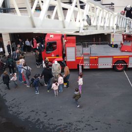 Escalader la grande échelle, traverser un tunnel enfumé, manier la lance à incendie, s'initier aux gestes de 1ers secours ou monter dans un vrai camion de pompier... les portes ouvertes du centre de secours de Villejuif ont ouvert un monde merveilleux aux petits et grands venus découvrir ce lieu emblématique !