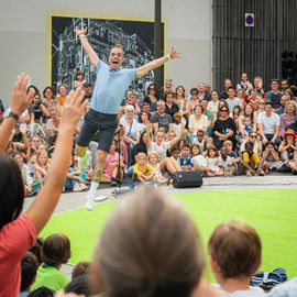 Clowns, acrobates, danseurs, fanfares et installations interactives ont fait vibrer le quartier Mermoz et le centre-ville ce week-end!
Vous avez nombreux·ses cette année encore à vous déplacer pour profiter de ces animations gratuites et spectacles de rue programmés par le Théâtre Romain Rolland.

[photos Xiwen Wang]