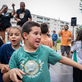 Clowns, acrobates, danseurs, fanfares et installations interactives ont fait vibrer le quartier Mermoz et le centre-ville ce week-end!
Vous avez nombreux·ses cette année encore à vous déplacer pour profiter de ces animations gratuites et spectacles de rue programmés par le Théâtre Romain Rolland.

[photos Xiwen Wang]