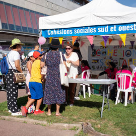 Malgré la chaleur, vous étiez très nombreux·ses ce samedi à arpenter les allées du Forum de rentrée pour rencontrer associations, clubs sportifs ou services municipaux pour vous renseigner sur les activités proposées à Villejuif.
Une journée riche en rencontres, qui, on l'espère, a permis de vous informer au mieux pour cette rentrée 2023-2024.
[photos Sylvie Grima]