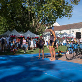 Malgré la chaleur, vous étiez très nombreux·ses ce samedi à arpenter les allées du Forum de rentrée pour rencontrer associations, clubs sportifs ou services municipaux pour vous renseigner sur les activités proposées à Villejuif.
Une journée riche en rencontres, qui, on l'espère, a permis de vous informer au mieux pour cette rentrée 2023-2024.
[photos Sylvie Grima]