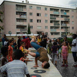 Clowns, acrobates, danseurs, fanfares et installations interactives ont fait vibrer le quartier Mermoz et le centre-ville ce week-end!
Vous avez nombreux·ses cette année encore à vous déplacer pour profiter de ces animations gratuites et spectacles de rue programmés par le Théâtre Romain Rolland.

[photos Xiwen Wang]