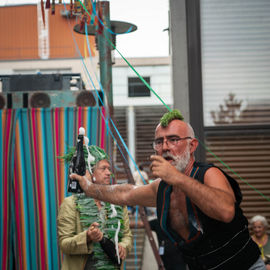 Clowns, acrobates, danseurs, fanfares et installations interactives ont fait vibrer le quartier Mermoz et le centre-ville ce week-end!
Vous avez nombreux·ses cette année encore à vous déplacer pour profiter de ces animations gratuites et spectacles de rue programmés par le Théâtre Romain Rolland.

[photos Xiwen Wang]