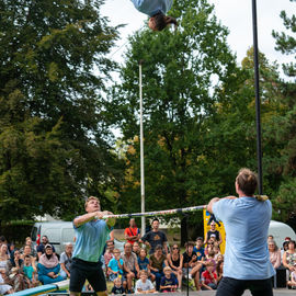 Clowns, acrobates, danseurs, fanfares et installations interactives ont fait vibrer le quartier Mermoz et le centre-ville ce week-end!
Vous avez nombreux·ses cette année encore à vous déplacer pour profiter de ces animations gratuites et spectacles de rue programmés par le Théâtre Romain Rolland.

[photos Xiwen Wang]