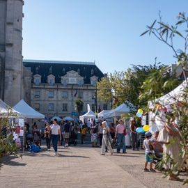 Malgré la chaleur, vous étiez très nombreux·ses ce samedi à arpenter les allées du Forum de rentrée pour rencontrer associations, clubs sportifs ou services municipaux pour vous renseigner sur les activités proposées à Villejuif.
Une journée riche en rencontres, qui, on l'espère, a permis de vous informer au mieux pour cette rentrée 2023-2024.
[photos Sylvie Grima]