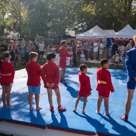 Malgré la chaleur, vous étiez très nombreux·ses ce samedi à arpenter les allées du Forum de rentrée pour rencontrer associations, clubs sportifs ou services municipaux pour vous renseigner sur les activités proposées à Villejuif.
Une journée riche en rencontres, qui, on l'espère, a permis de vous informer au mieux pour cette rentrée 2023-2024.
[photos Sylvie Grima]