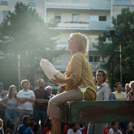 Clowns, acrobates, danseurs, fanfares et installations interactives ont fait vibrer le quartier Mermoz et le centre-ville ce week-end!
Vous avez nombreux·ses cette année encore à vous déplacer pour profiter de ces animations gratuites et spectacles de rue programmés par le Théâtre Romain Rolland.

[photos Xiwen Wang]