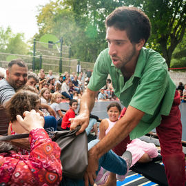 Clowns, acrobates, danseurs, fanfares et installations interactives ont fait vibrer le quartier Mermoz et le centre-ville ce week-end!
Vous avez nombreux·ses cette année encore à vous déplacer pour profiter de ces animations gratuites et spectacles de rue programmés par le Théâtre Romain Rolland.

[photos Xiwen Wang]