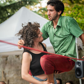Clowns, acrobates, danseurs, fanfares et installations interactives ont fait vibrer le quartier Mermoz et le centre-ville ce week-end!
Vous avez nombreux·ses cette année encore à vous déplacer pour profiter de ces animations gratuites et spectacles de rue programmés par le Théâtre Romain Rolland.

[photos Xiwen Wang]